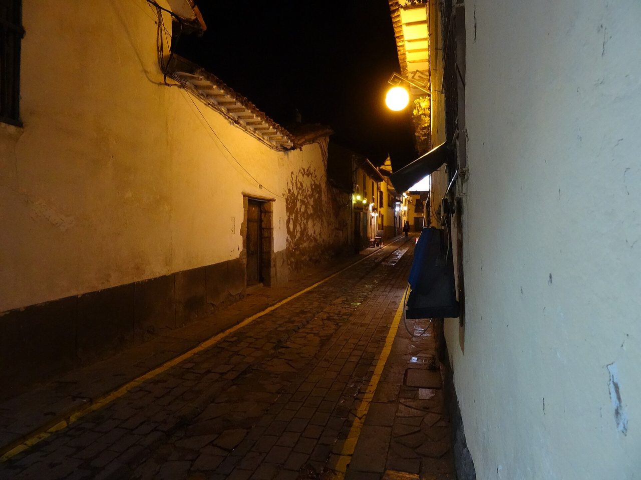A steep cobbled lane above the Plaza de Armas at night, on the walk up towards San Blas