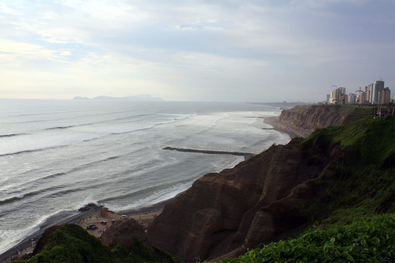 Pacific surf and the Costa Verde beach seen from the Miraflores clifftops in Lima